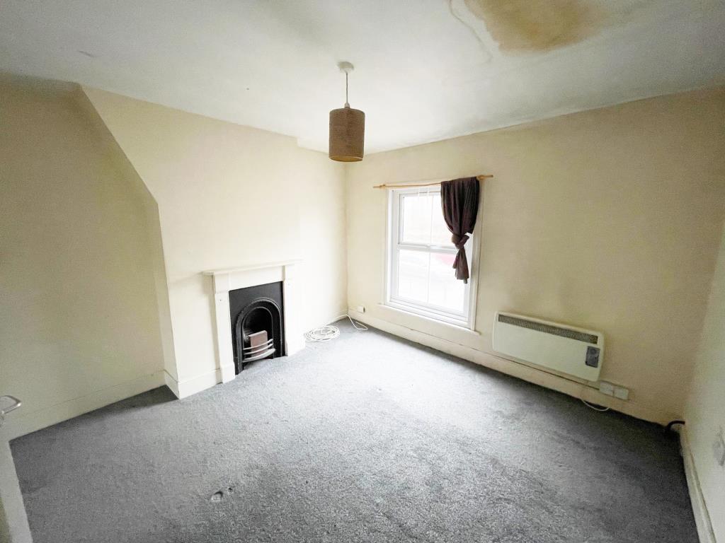Lot: 64 - A MIX OF COMMERCIAL AND RESIDENTIAL PROPERTY FOR IMPROVEMENT IN CITY CENTRE - Front first floor bedroom of Number 42